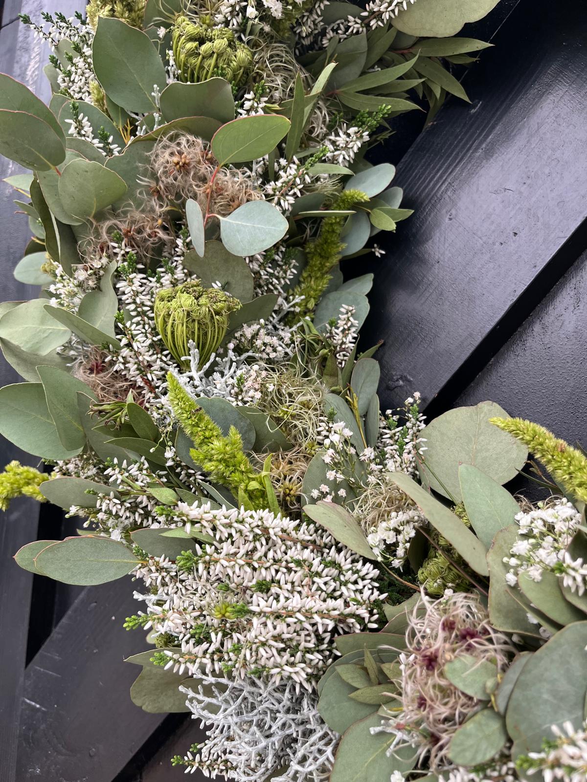 Seizoenskrans met verse bloemen